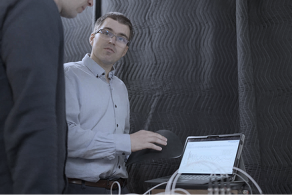 Resonant Engineering and Stack Audio reviewing FEA simulation results for vibration analysis of hi-fi audio product